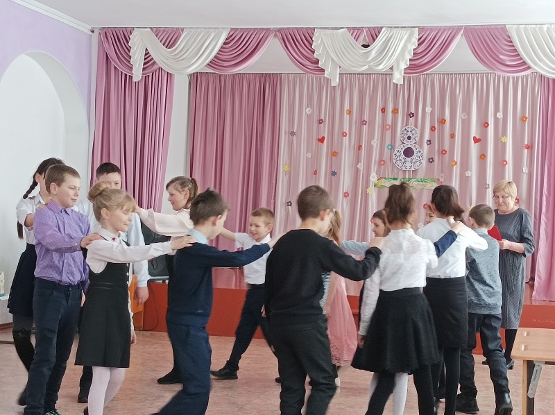 Праздничная программа  в Рыбинской школе прошла для 1-4  классов  1 марта.