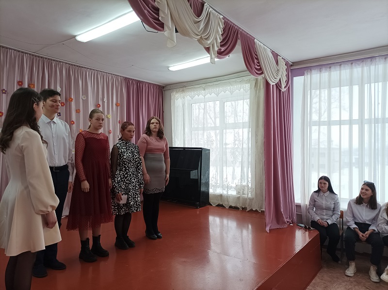 «Добры молодцы и красны девицы» под таким названием в Рыбинской школе прошла конкурсная программа для 5-11 классов  1 марта.