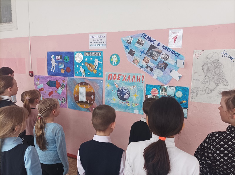 С 9 апреля Первые Рыбинской школы организовали и открыли  выставку плакатов «Первые в Космосе».
