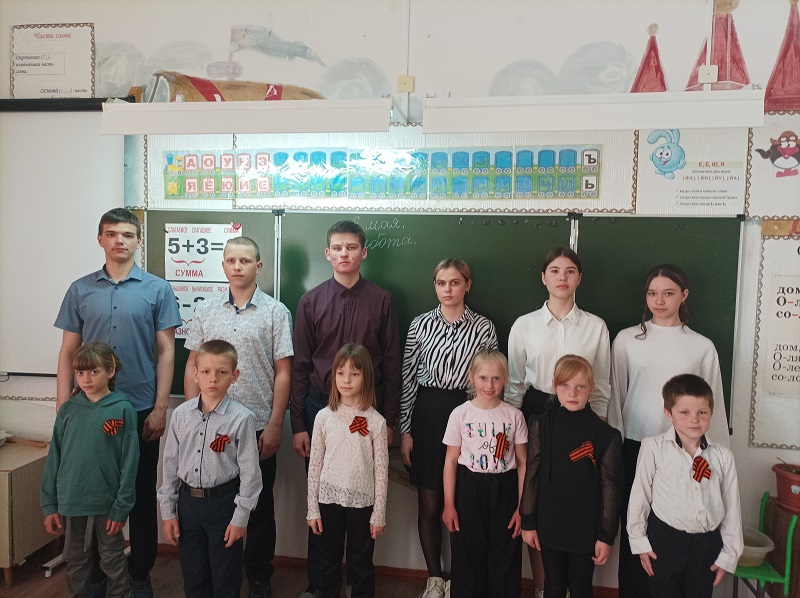 Активисты &amp;quot;Движения Первых&amp;quot; Рыбинской школы раздавали символ Великой Победы.