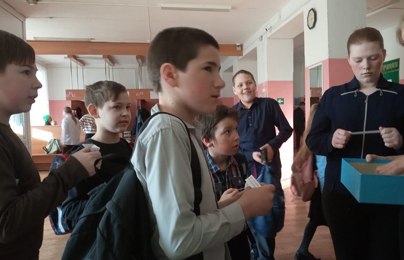 Утром 12 апреля Первые Рыбинской школы встречали всех у входа  в школу и провели  блиц-опрос по теме «Покорение космоса».
