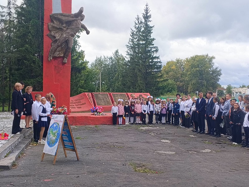 Ко Дню солидарности в борьбе с терроризмом совместно с работниками СДК и сельской библиотекой  с учащимися Рыбинской школы проведена акция  «Миру – да! Террору-нет»..