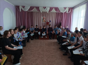 Первые Рыбинской школы 8 мая приняли участие в школьном мероприятии «Песни на привале»..